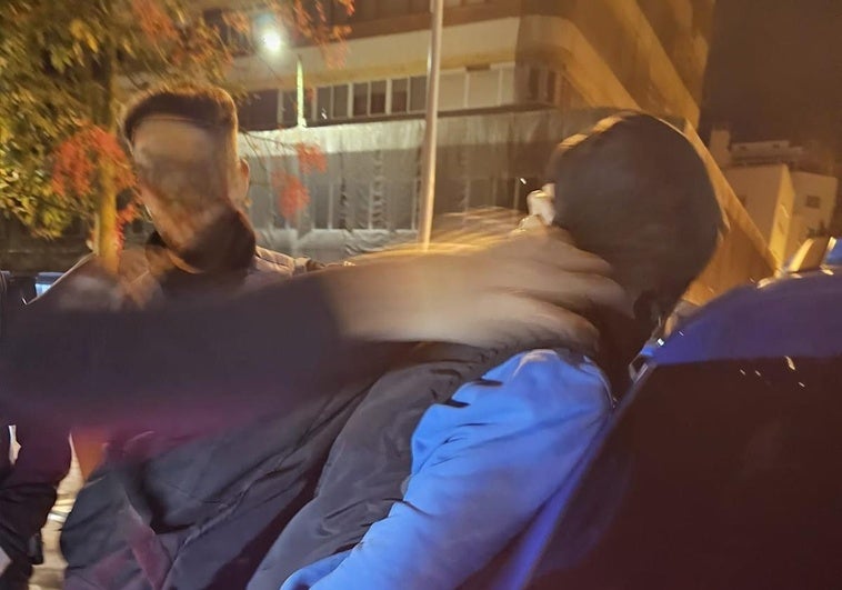 Dos detenidos por el presunto robo de un móvil por Santa Catalina